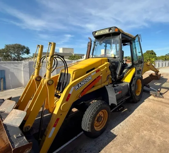 Retroescavadeira RD 406 Advanced poucas hrs