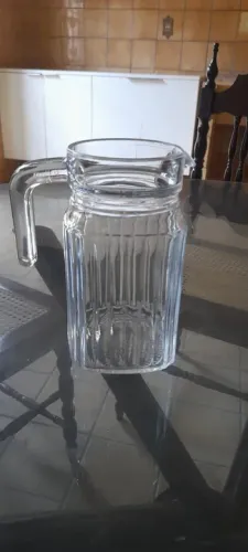 Vendo jarra de suco e água de vidro