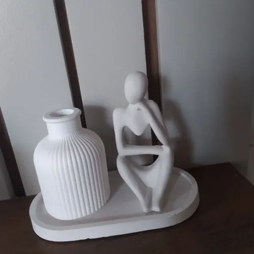 Vaso e estatueta decorativa de gesso