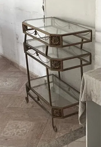 Aparador metal com vidro