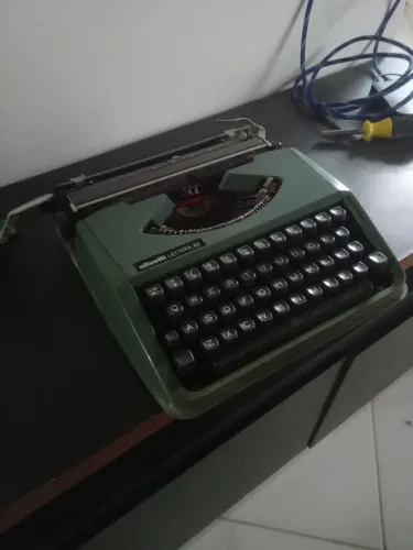 Máquina de Escrever Olivetti Lettera 82
