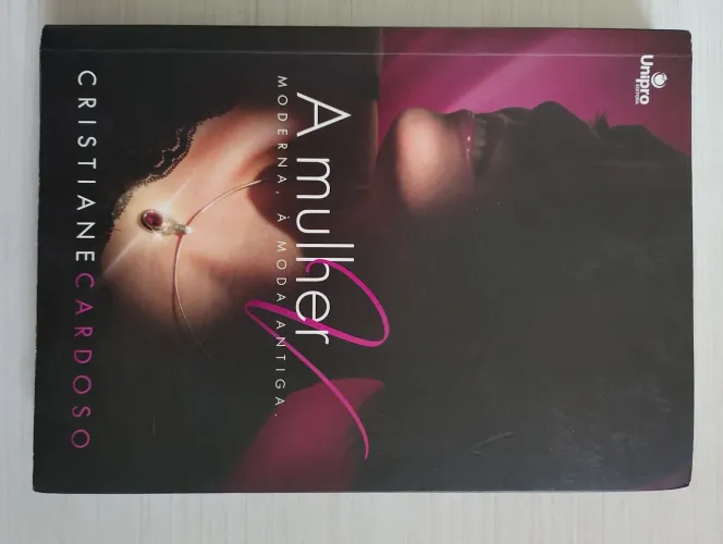 A mulher moderna, a moda antiga, Cristiane Cardoso<br>