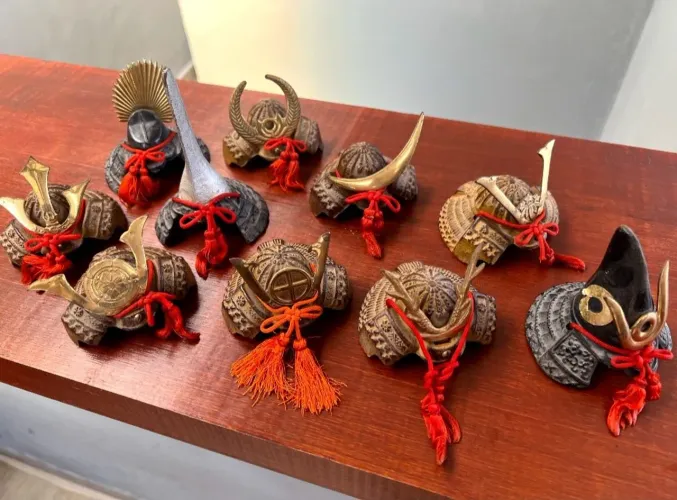 Coleção de mini elmos de samurai 