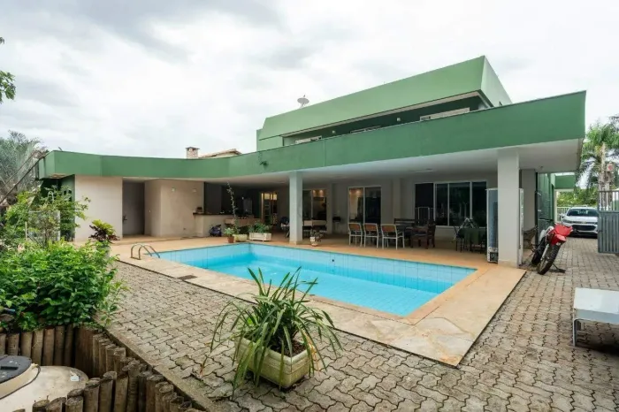 Casa Brutalista Assinada por Mafalda Biavati no Lago Norte: Design Atemporal e Potencial Ú