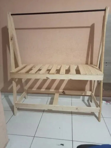 Arara de Roupa com Prateleira em Madeira