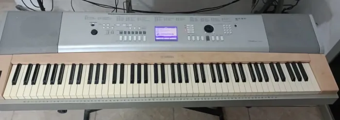 Piano digital e arranjadorYamaha DGX-620
