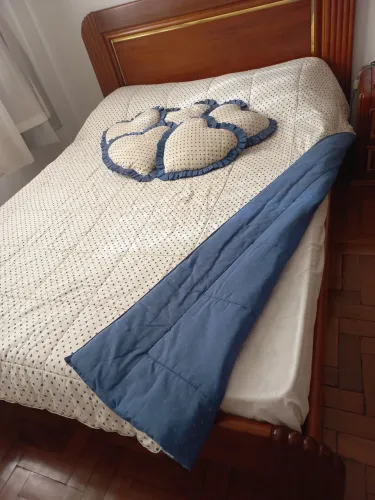 Edredon casal dupla face com 5 almofadas 