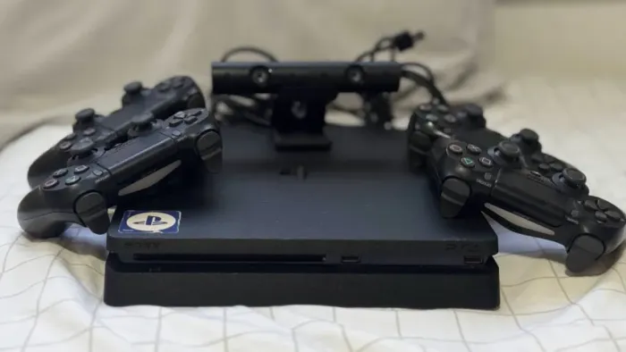 PlayStation 4 com SSD 1TB + 4 controles e câmera