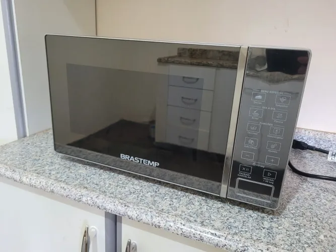 Micro-ondas Electrolux 20L cor inox espelhado.