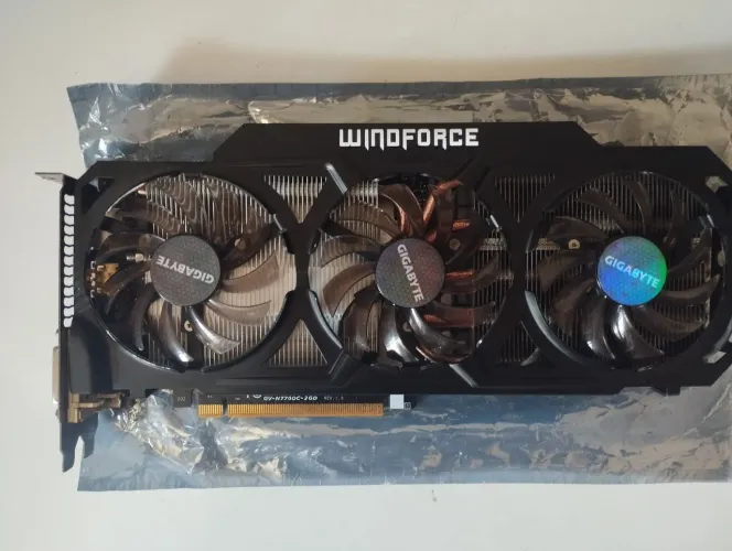 Placa de vídeo NVIDIA Gigabyte Gtx 770 2gb gddr5 256 bits