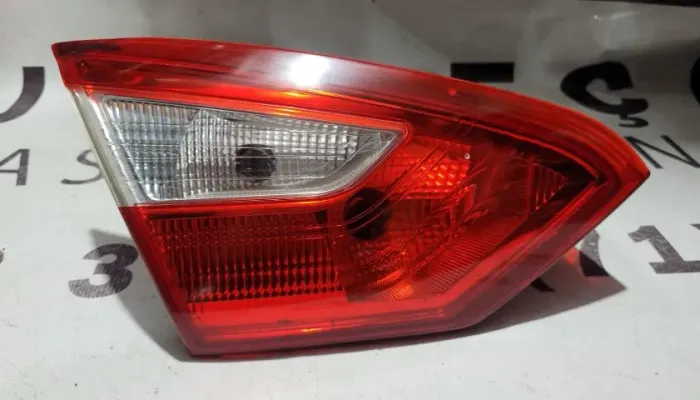 Lanterna mala Focus sedan 2015 lado esquerdo c/ pequeno reparo 