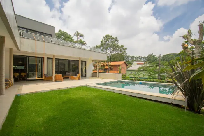 Casa nova com jardim e piscina no Jardim dos Estados / Alto da Boa Vista