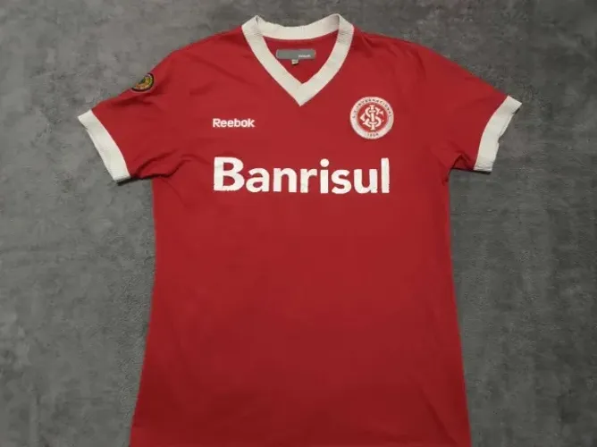 Camisa Oficial Internacional Reebok 2010, edição Mundial, tamanho P (50x70cm).