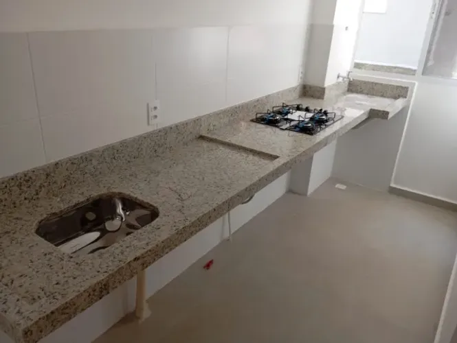 ALUGO - Apto 2qts - Predio com piscina