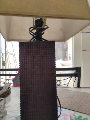 Abajur de Mesa com Base de Madeira e Cúpula de Linho - R$ 80