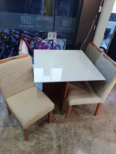 Conjunto de mesa de jantar 90×90 com 4 lugares Nova a pronta entrega