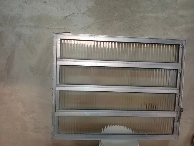 Vendo basculantede alumínio antigo muito bom medindo 1 metro de largura por 80 de altura