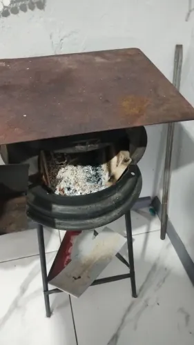 Vendo fogão a lenha , feito de roda de carro , / 1 ano de uso ... Não entrego retirar no l