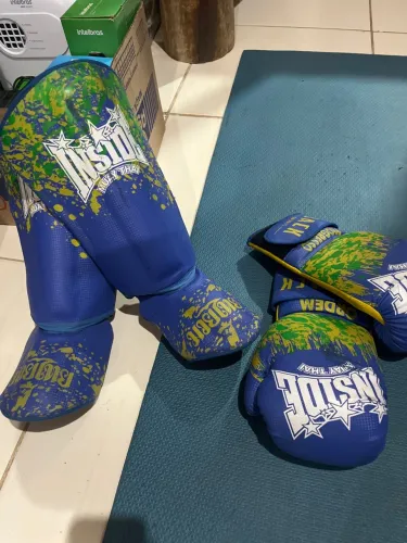 Luvas de box e protetor de canela