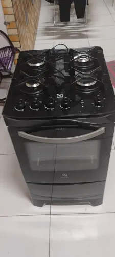 Fogão 4 bocas.