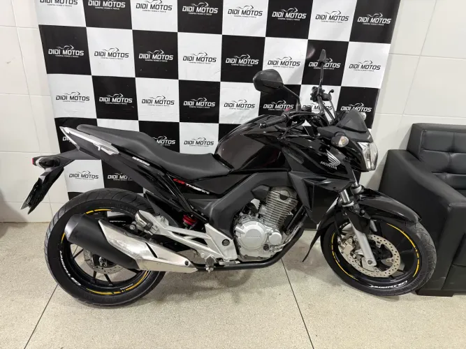 Vendo Twister 250 2016 emplacada conservada!