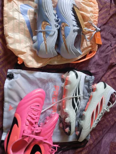 Chuteiras profissionais Nike e Adidas