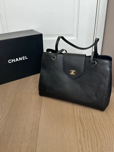 Bolsa Chanel 26S Tote Preta em Couro com Alças Longas