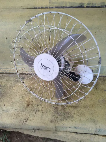 Ventilador de parede potente funcionando