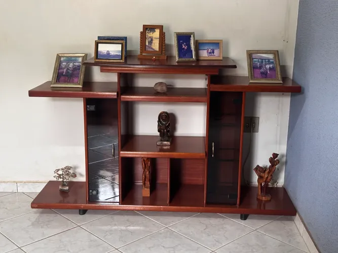 Rack de Madeira com Portas de Vidro - Excelente Estado