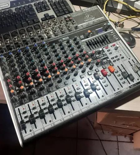 Mesa de Som 14 Canais Behringer XENYX X1832USB com USB e Efeitos - Estuda Troca
