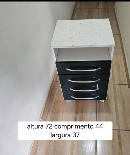 Criado mudo com 4 gaveta top