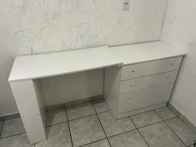 Cômoda infantil com mesa de estudo