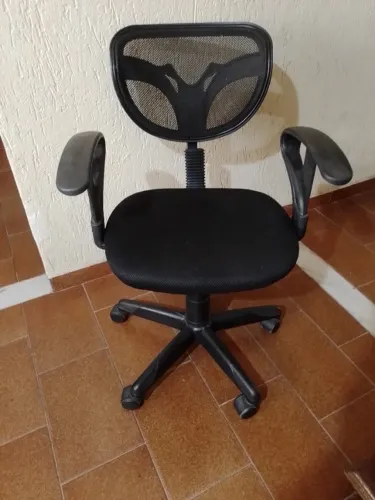 Vendo cadeira de escritório giratória secretaria com braços preta, usada.