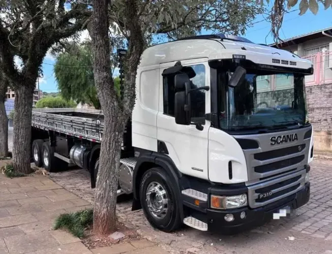 Scania P310 8x2 carroceria 2015