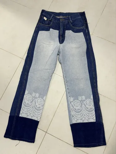 Calça Jeans Custom Bicolor Estilo Chaps Com Renda Floral - Y2K / Streetwear