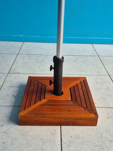 BASE DE PEDRA 25 KG PARA OMBRELONE/GUARDA-SOL COM REVESTIMENTO EM MADEIRA