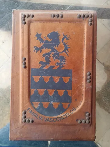 Quadro em Couro Artesanal com Brasão Família Vasconcelos - Peça Única Decorativa