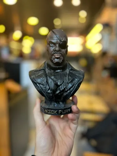 estatua busto nick fury