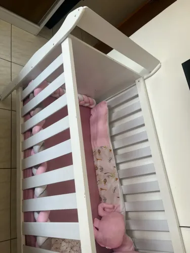 Berço branco que vira CAMA com Kit Berço Rosa Safari