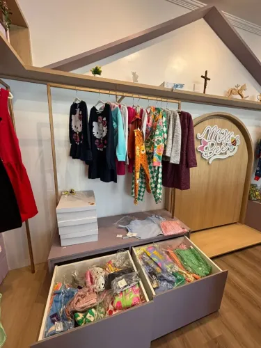 Arara de Roupas com Gavetas 