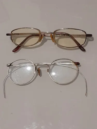 2 armações de óculos antigas.