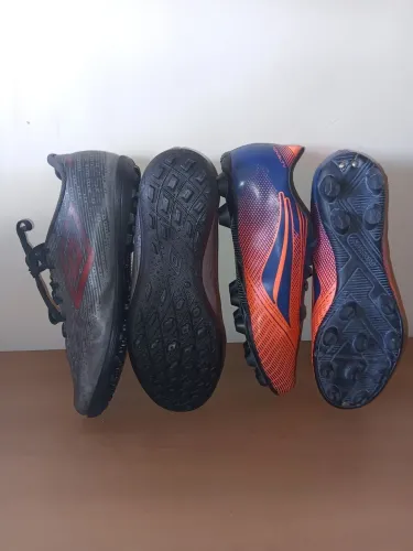 2 chuteiras Umbro, Penalty Tamanho 41 No Preço uma Society é uma de birro, uma da úmer