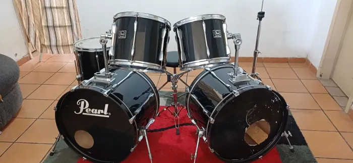 Super bateria Pearl Export. Bumbos 22. Tons 12,13. Surdo 16. Chimbal, banco,.