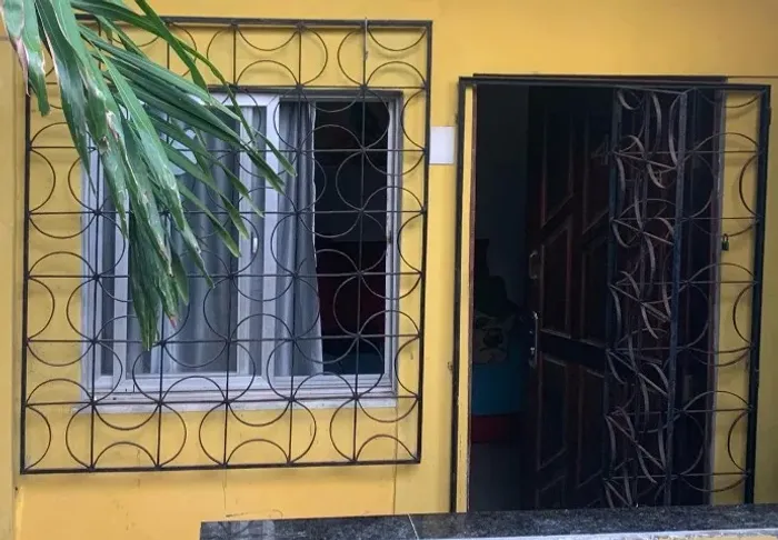 Conjunto de grade de ferro para porta e janela.