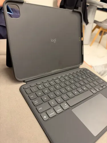 Capa logitech com teclado magnético IPAD pro