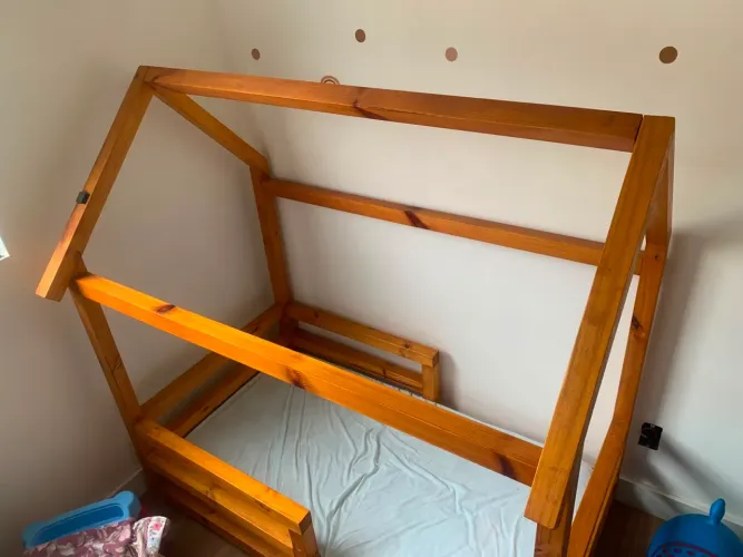 Cama infantil montessotiana linda e confortável madeira pura