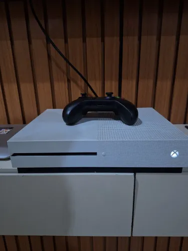 Xbox One S + 1 Controle Xbox Preto + 1 controle para celular de brinde.