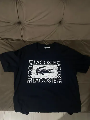 Camisa preta com estampa branca Lacoste