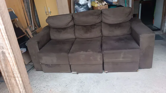Vendo um sofá retrátil com 3 lugares com marcar de uso não entrego