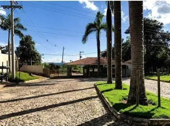 EXCELENTE CASA , ESTILO COLONIAL EM CONDOMÍNIO TIRADENTES